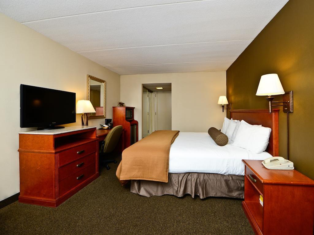 Ramada By Wyndham Plymouth Hotel & Conference Center Екстер'єр фото