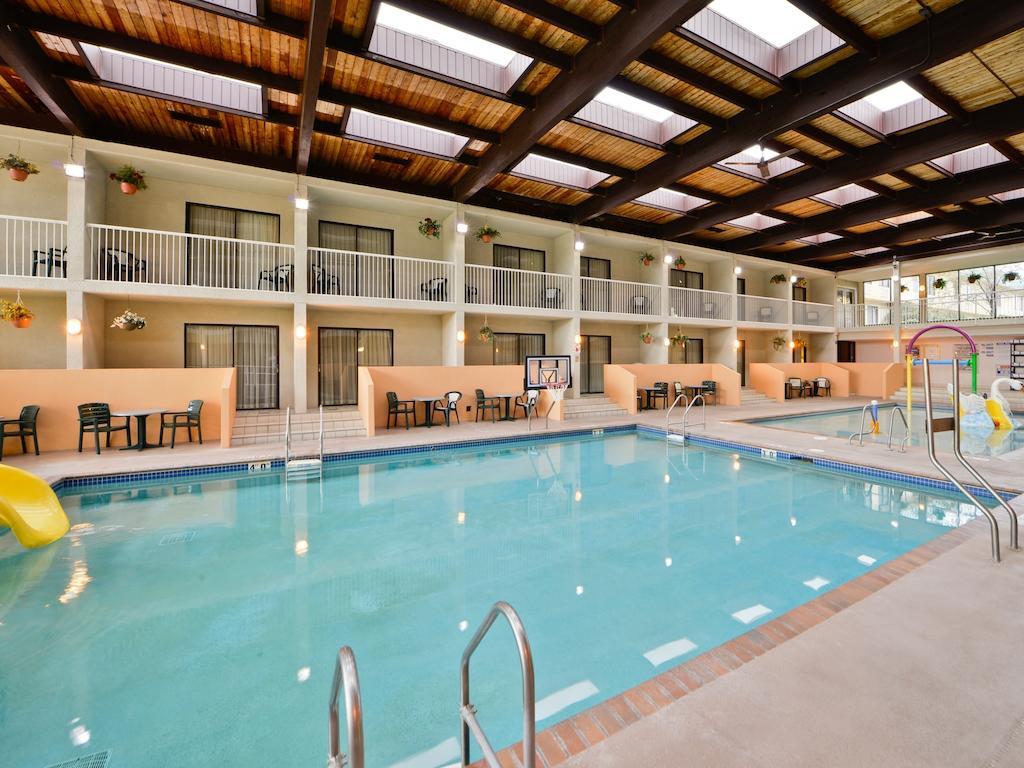Ramada By Wyndham Plymouth Hotel & Conference Center Екстер'єр фото