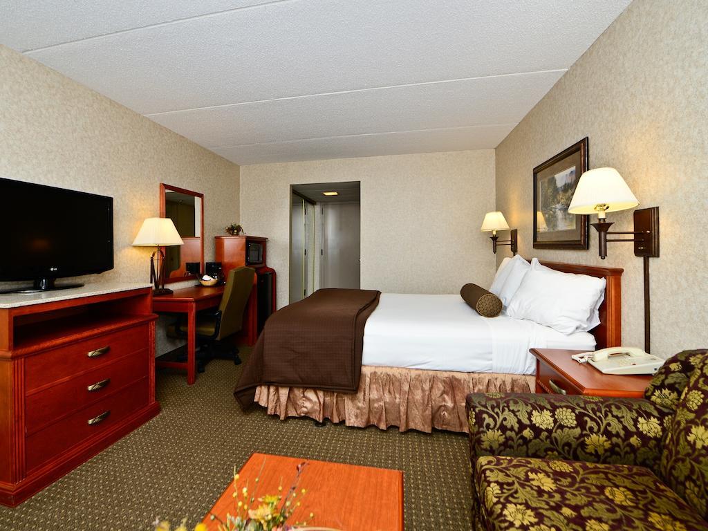 Ramada By Wyndham Plymouth Hotel & Conference Center Екстер'єр фото