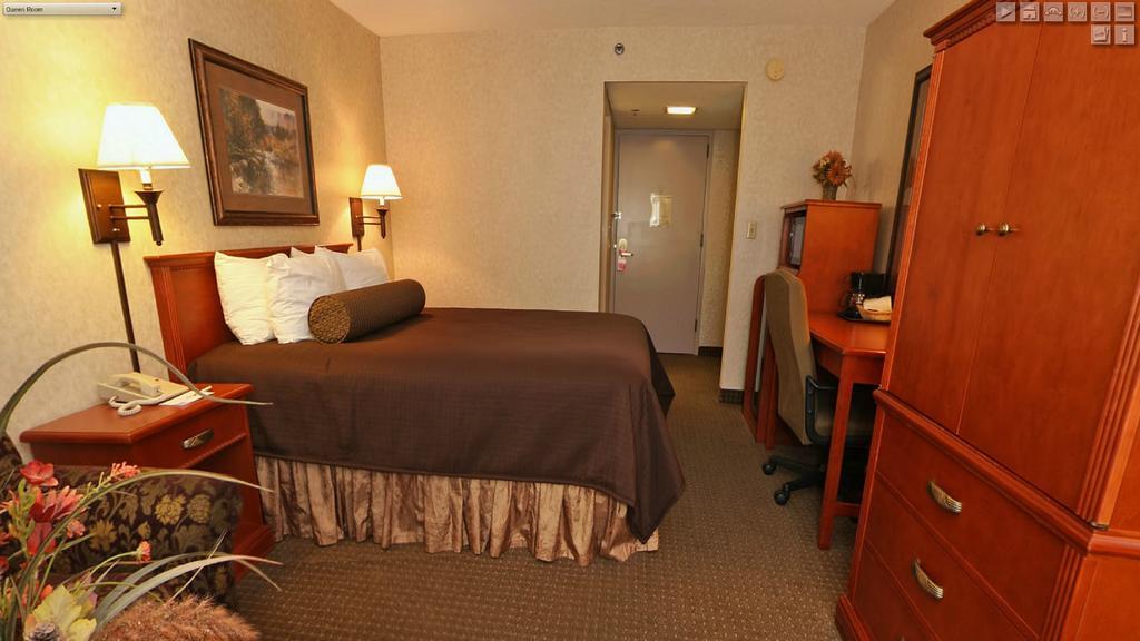 Ramada By Wyndham Plymouth Hotel & Conference Center Екстер'єр фото