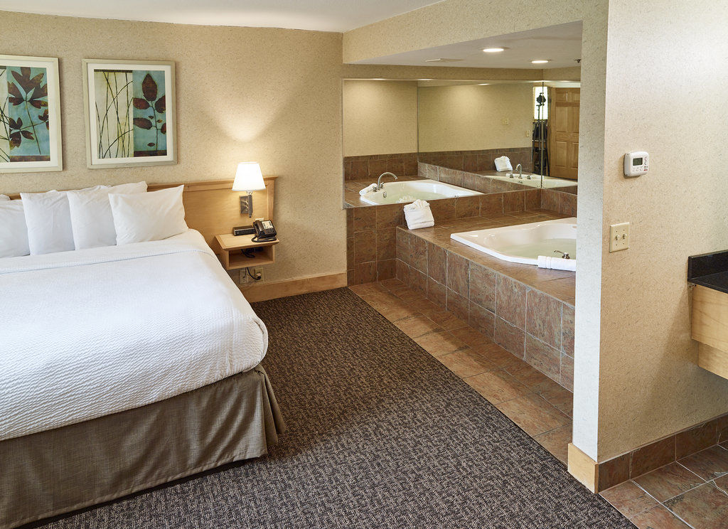 Ramada By Wyndham Plymouth Hotel & Conference Center Екстер'єр фото