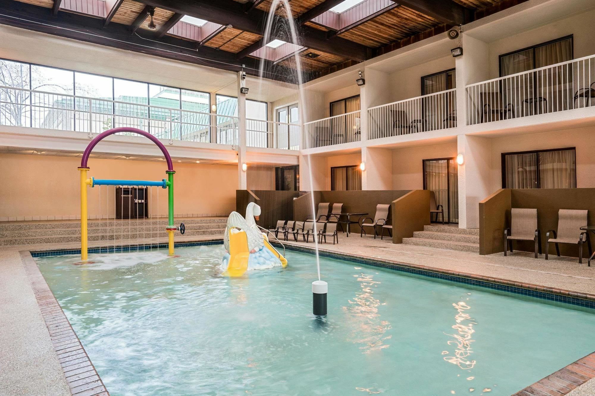 Ramada By Wyndham Plymouth Hotel & Conference Center Екстер'єр фото