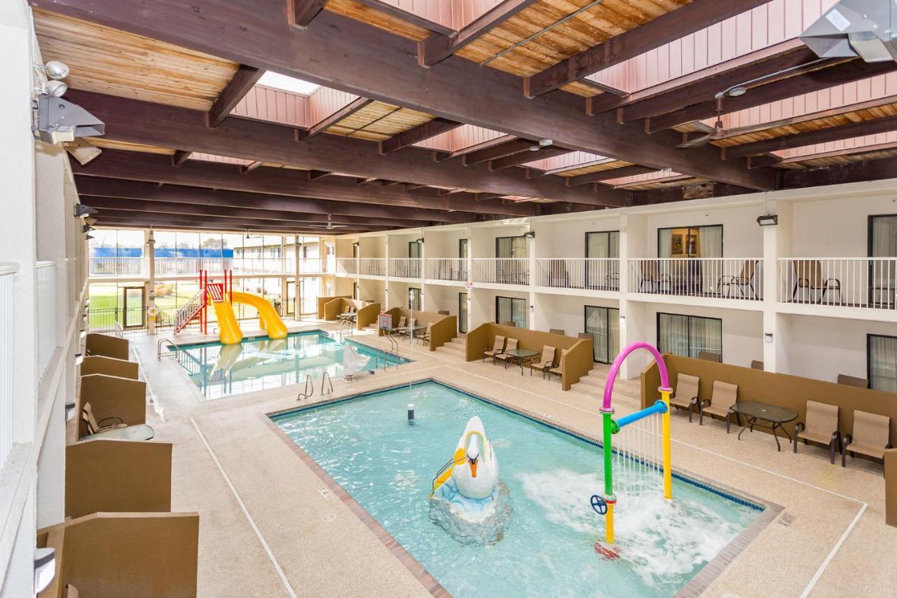 Ramada By Wyndham Plymouth Hotel & Conference Center Екстер'єр фото
