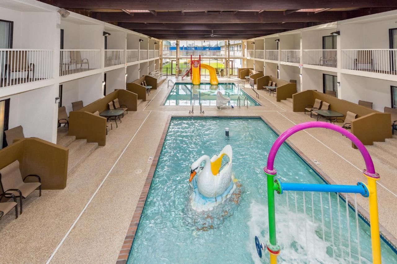 Ramada By Wyndham Plymouth Hotel & Conference Center Екстер'єр фото