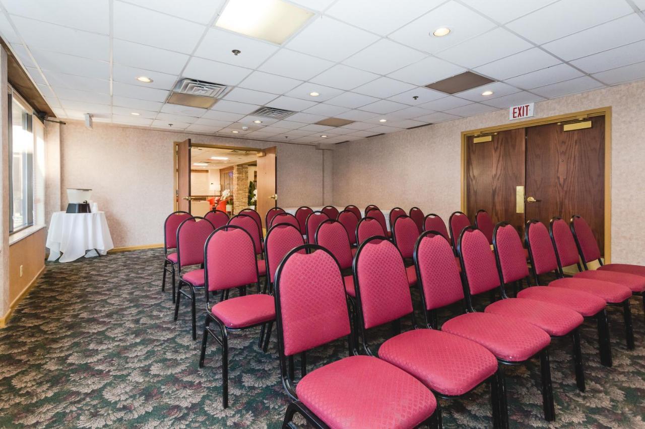 Ramada By Wyndham Plymouth Hotel & Conference Center Екстер'єр фото