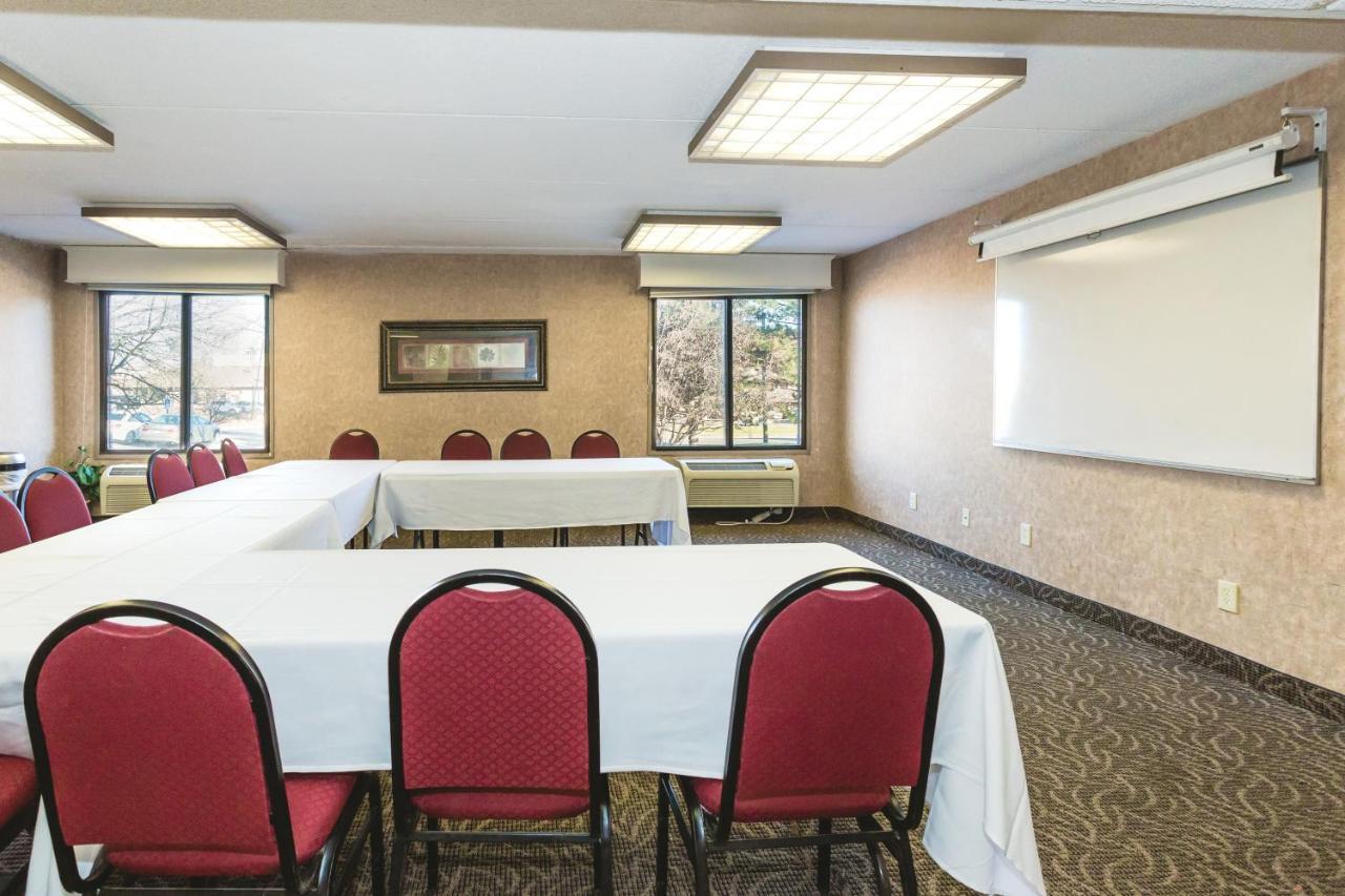 Ramada By Wyndham Plymouth Hotel & Conference Center Екстер'єр фото