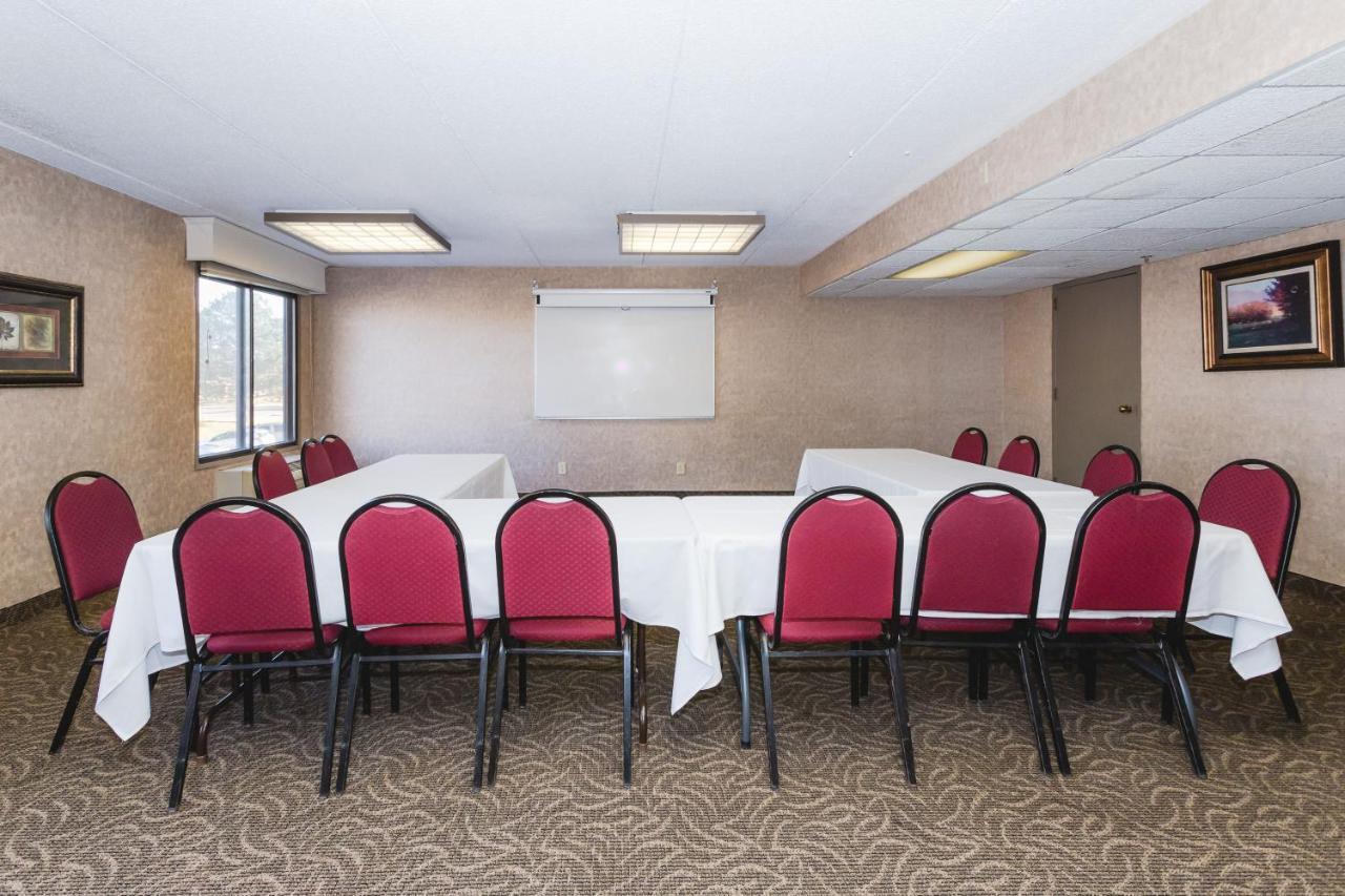 Ramada By Wyndham Plymouth Hotel & Conference Center Екстер'єр фото