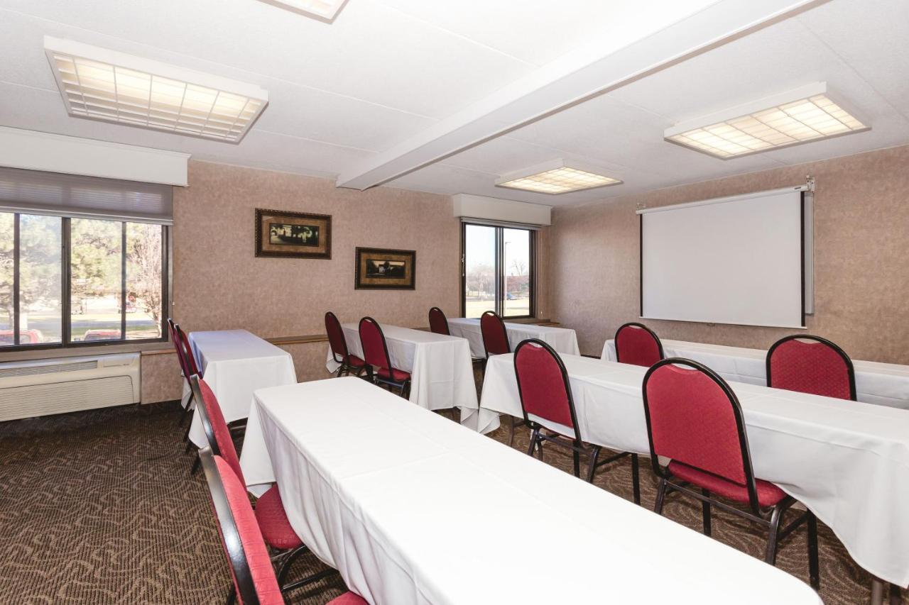 Ramada By Wyndham Plymouth Hotel & Conference Center Екстер'єр фото