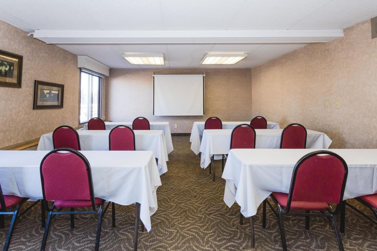 Ramada By Wyndham Plymouth Hotel & Conference Center Екстер'єр фото