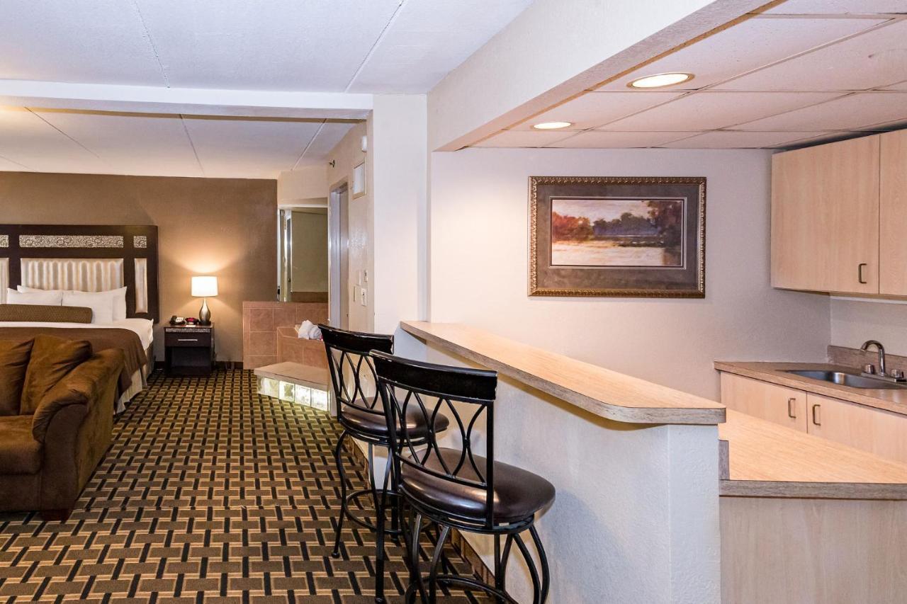 Ramada By Wyndham Plymouth Hotel & Conference Center Екстер'єр фото