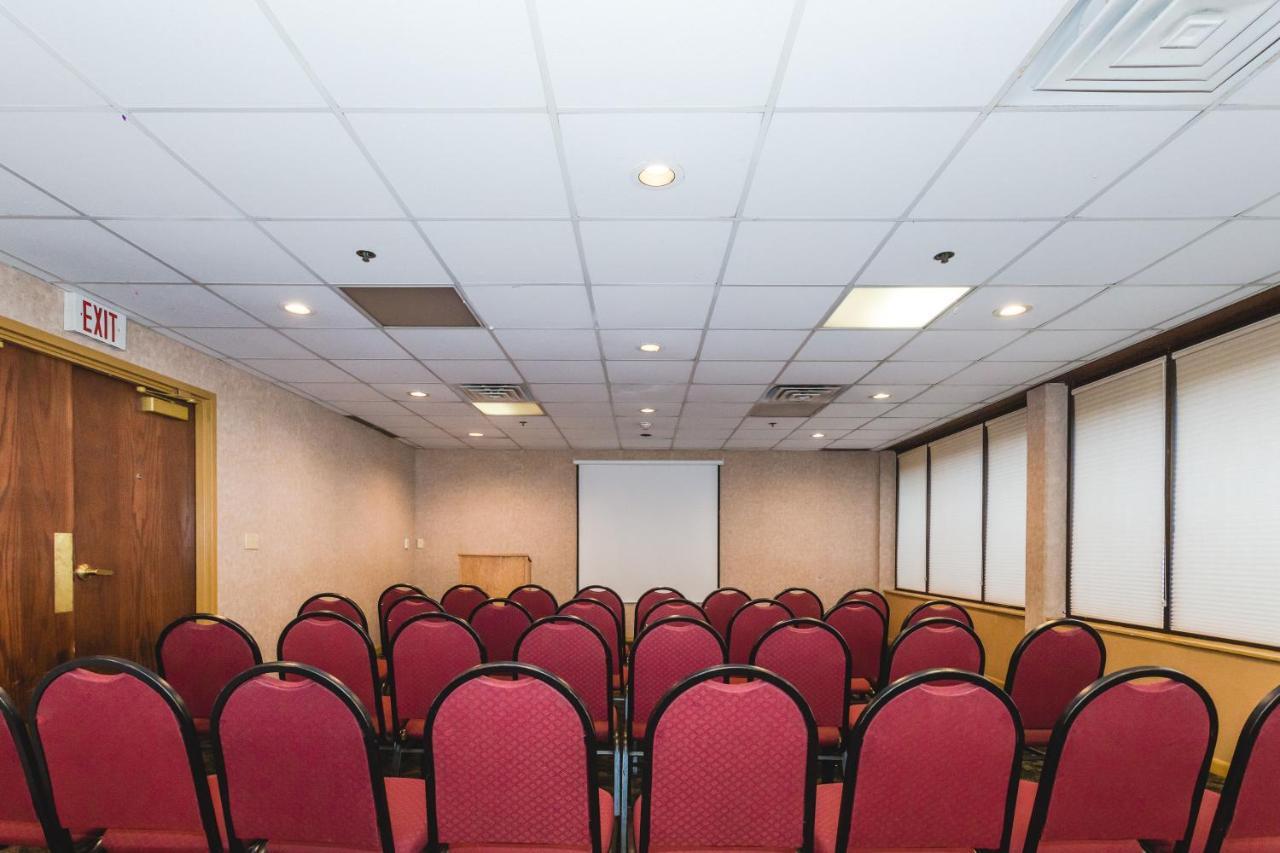 Ramada By Wyndham Plymouth Hotel & Conference Center Екстер'єр фото