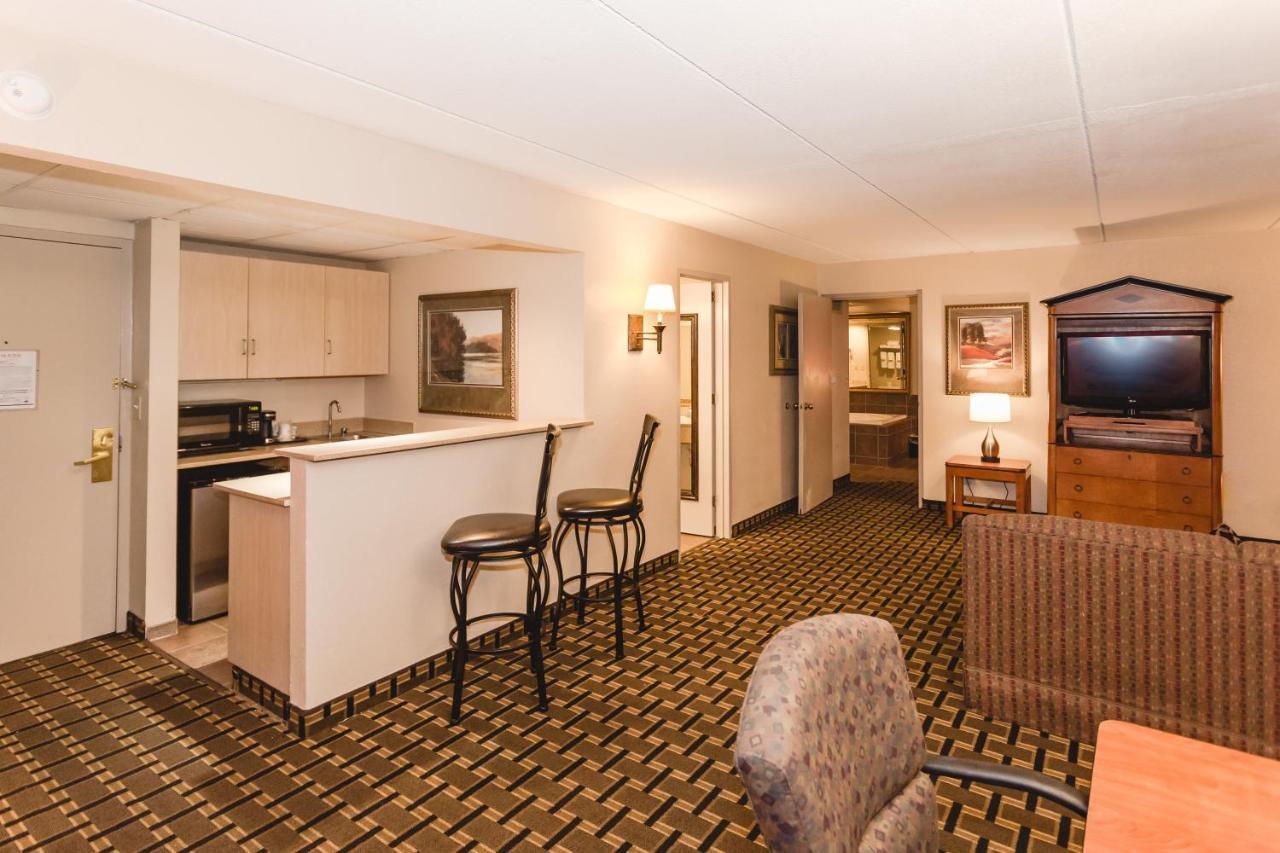 Ramada By Wyndham Plymouth Hotel & Conference Center Екстер'єр фото