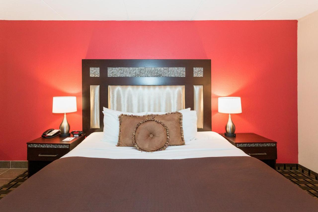 Ramada By Wyndham Plymouth Hotel & Conference Center Екстер'єр фото
