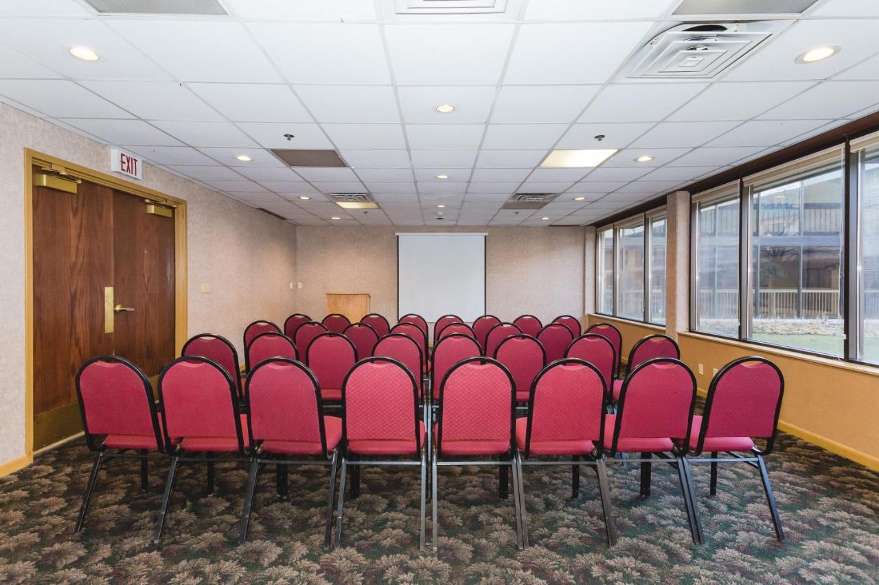 Ramada By Wyndham Plymouth Hotel & Conference Center Екстер'єр фото