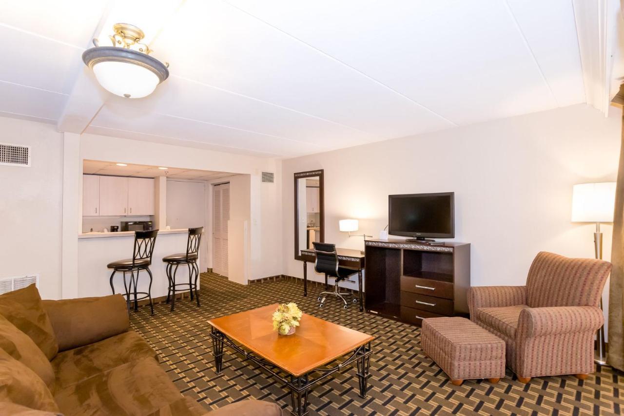 Ramada By Wyndham Plymouth Hotel & Conference Center Екстер'єр фото